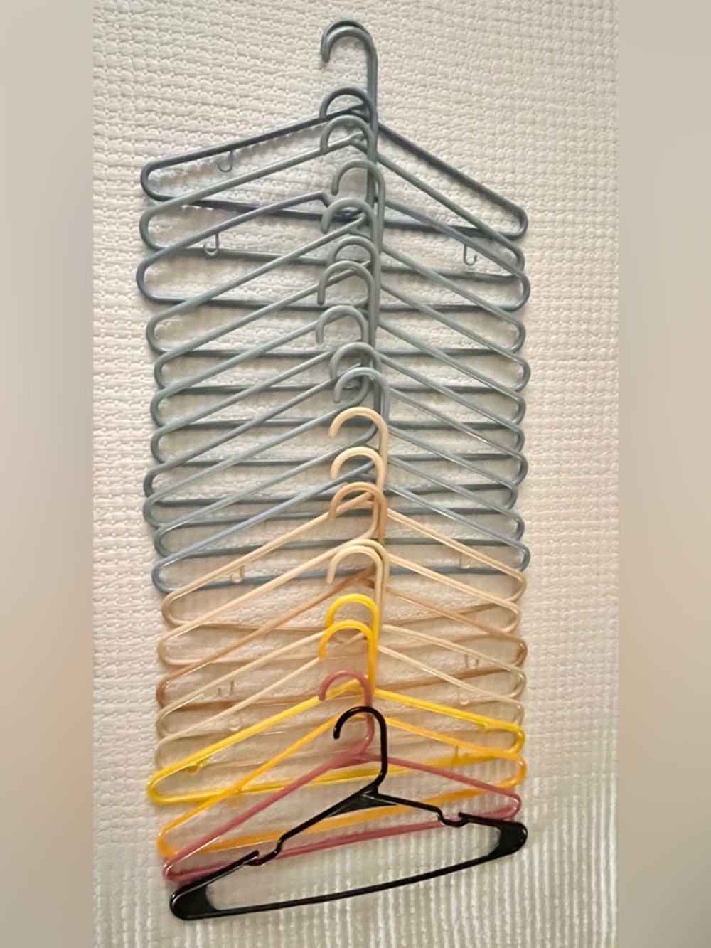 20 plastic tube hangers, Blue/Beige/Yellow/Pink/Brown
